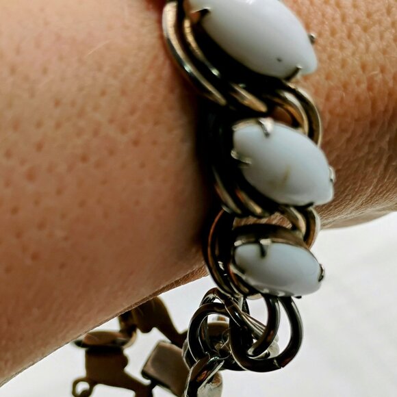 Vintage MCM Lucite panel bracelet with large clasp 1960s - Picture 3 of 8